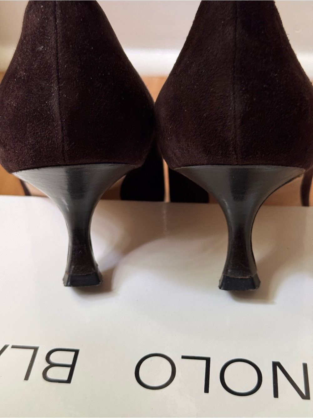 Manolo Blahnik Brown Suede Circle Buckle Pumps Rare, EU 39.5 US 9.5 Heels - Picture 10 of 11